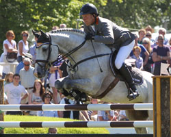 Ludger Beerbaum wurde auf Coupe de Couer überlegen Deutscher Meister der Springreiter 2011. Foto: Wego
